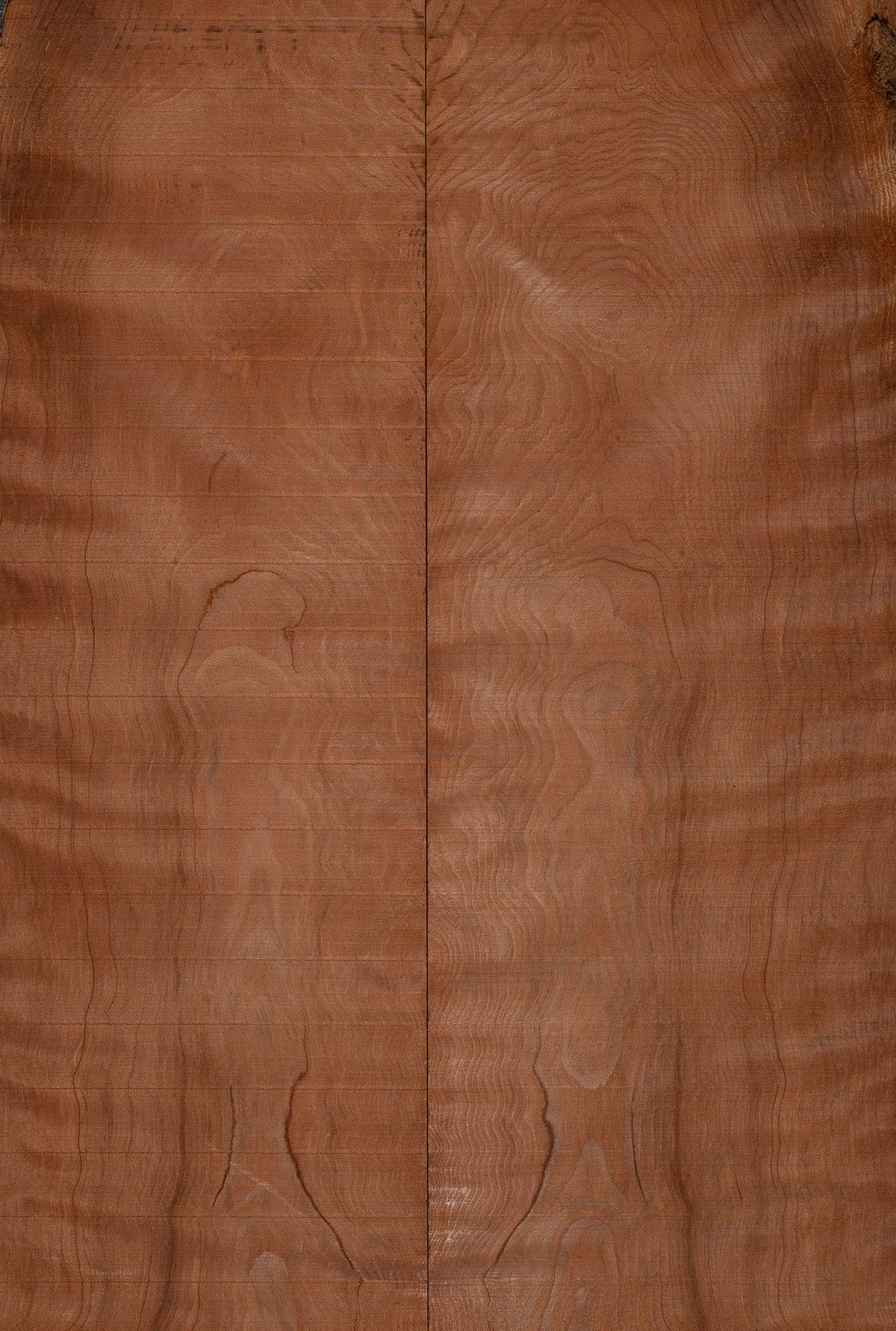 Bookmatched redwood mandolin top with fine grain and subtle curl, ideal for warm and responsive tonal character.