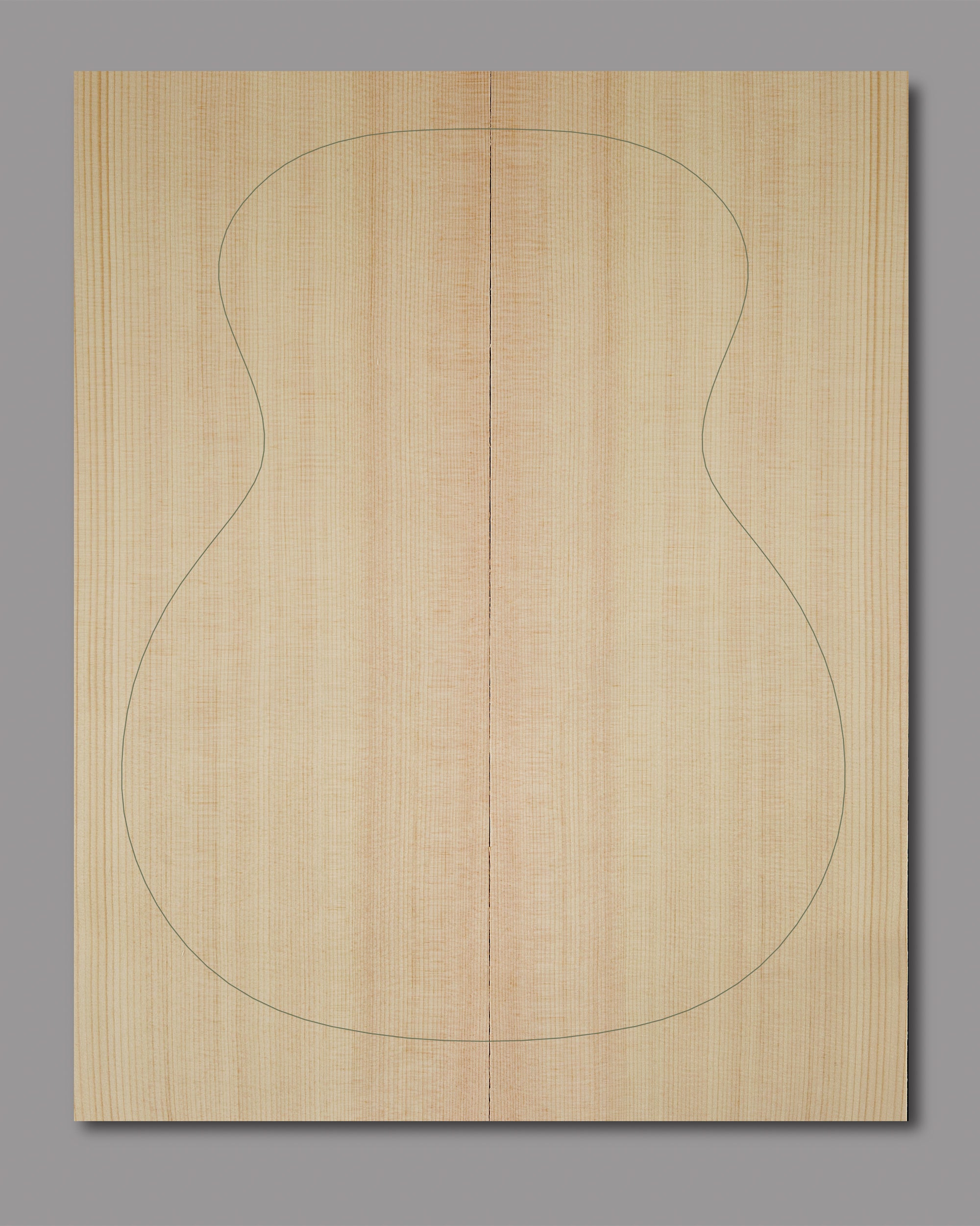 Traditional Lutz spruce soundboard with natural colour variation and consistent vertical grain. A classic tonewood choice.