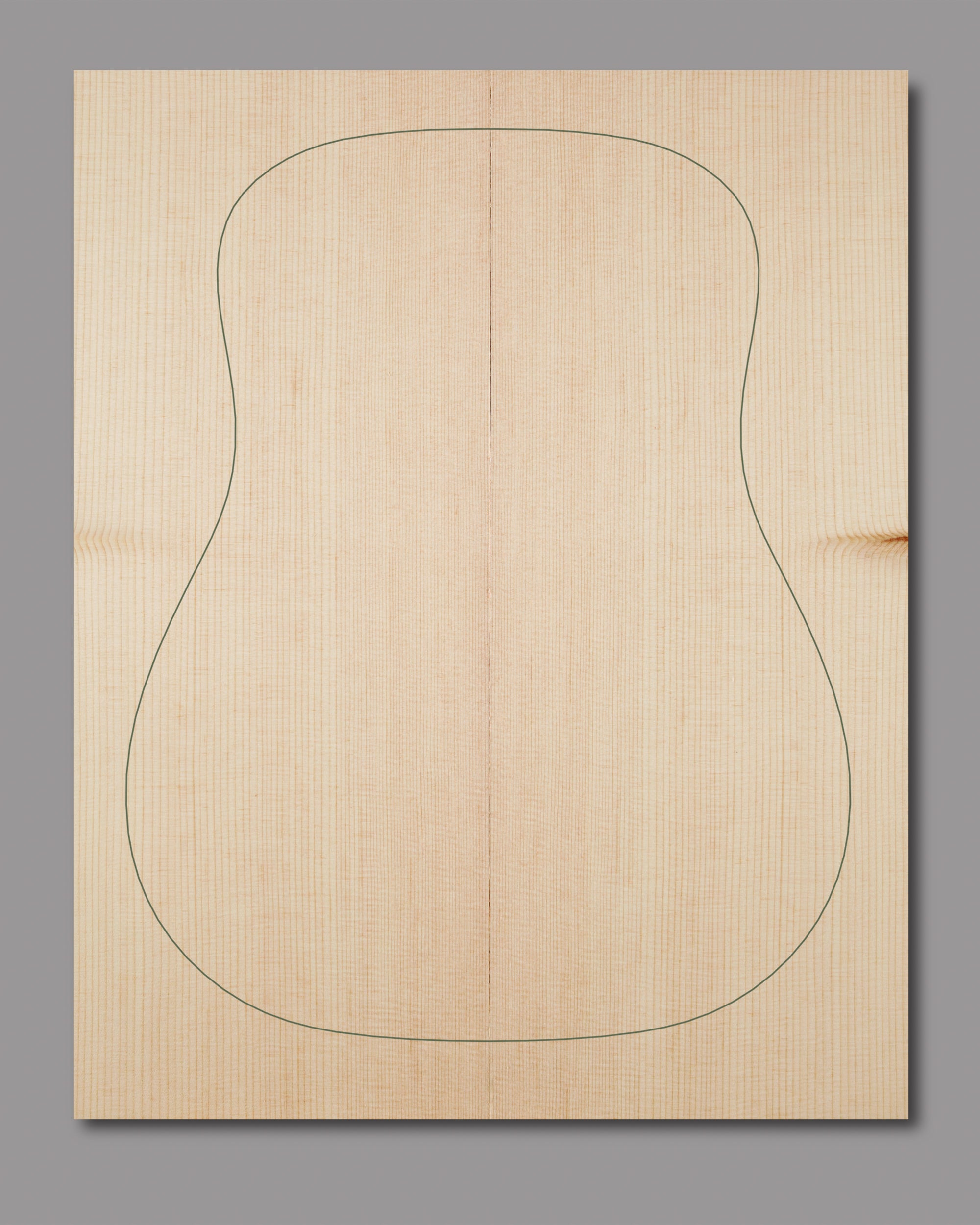 Even-grained Sitka spruce top with consistent vertical lines and subtle colour shift near the edge, ideal for clear, responsive tone.